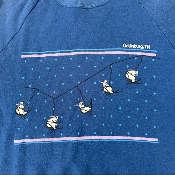 Vintage Gatlinburg Tennessee Tourist Skiing Bears Sweatshirt Large - Fits Small - Picture 2 of 6